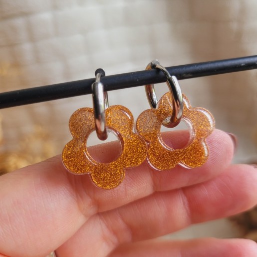 Boucles d'oreilles créoles en forme fleur en résine marron irisée dorée.