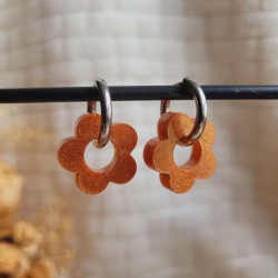 Boucles d'oreilles créoles en forme fleur en résine marron irisée