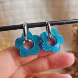 Boucles d'oreilles créoles en forme fleur en résine bleue irisée.