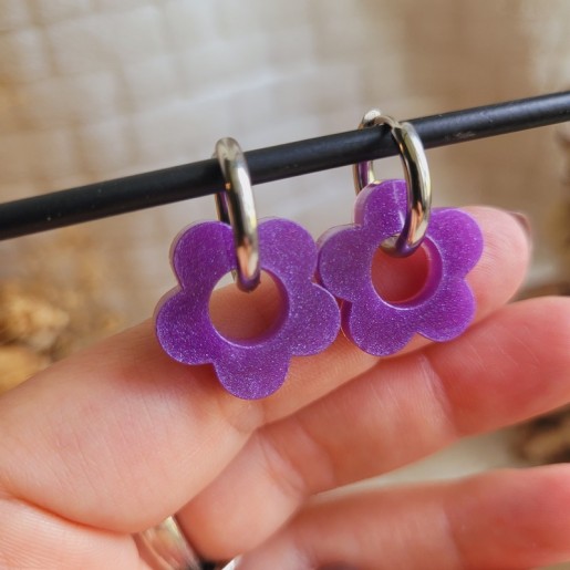 Boucles d'oreilles créoles en forme fleur en résine violette irisée.