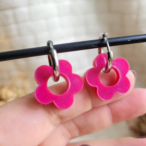 Boucles d'oreilles créoles en forme fleur en résine rose irisée.