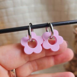 Boucles d'oreilles créoles en forme fleur en résine rose pâle