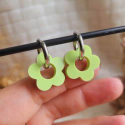 Boucles d'oreilles créoles en forme fleur en résine verte pâle