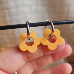 Boucles d'oreilles créoles en forme fleur en résine orange pâle