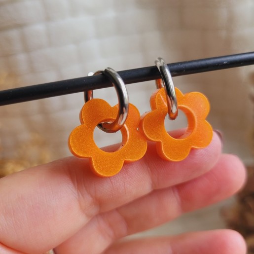 Boucles d'oreilles créoles en forme fleur en résine orange irisée