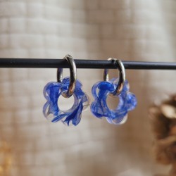 Boucles d'oreilles créoles fleurs en résine et fleurs séchées de Bleuet.