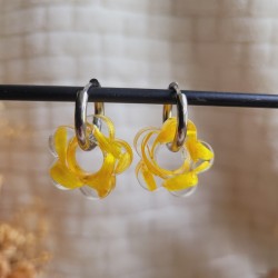 Boucles d'oreilles créoles fleurs en résine et fleurs séchées d'Immortelle