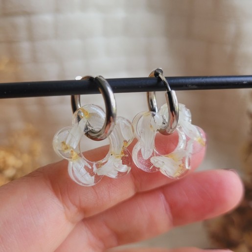 Boucles d'oreilles créoles fleurs en résine et fleurs séchées d'Immortelle blanche.