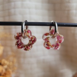 Boucles d'oreilles créoles fleurs en résine et fleurs séchées de Bruyère.