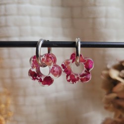 Boucles d'oreilles créoles fleurs en résine et fleurs séchées de pétales de Rose.