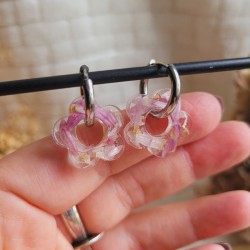 Boucles d'oreilles créoles fleurs en résine et fleurs séchées d'Immortelle rose.