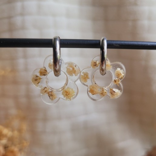 Boucles d'oreilles créoles fleurs en résine et fleurs séchées de Gypsophiles