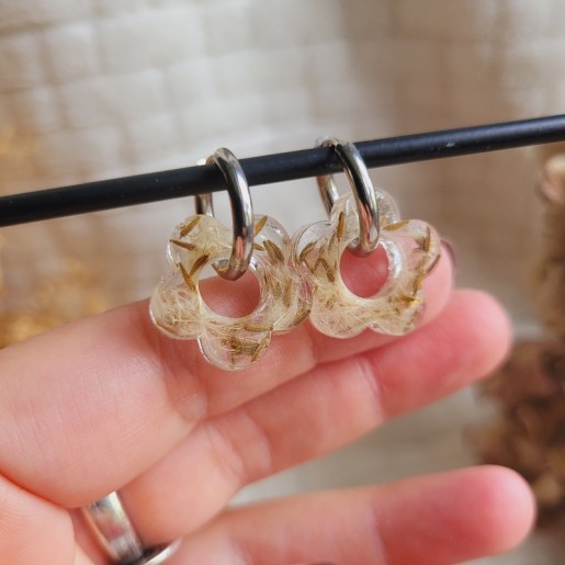 Boucles d'oreilles créoles fleurs en résine et fleurs séchées de Pissenlit