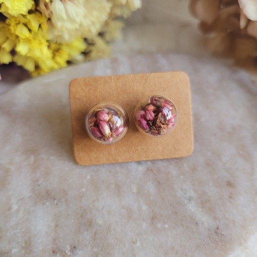 Puces d'oreilles sphère en verre avec fleurs séchées de Bruyère.