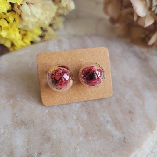 Puces d'oreilles sphère en verre avec fleurs séchées de pétales de Rose.