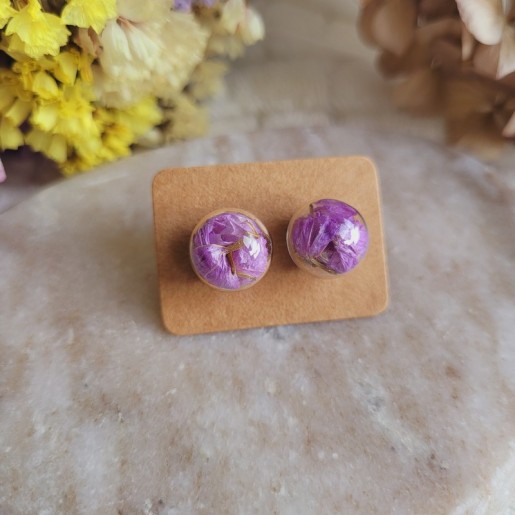 Puces d'oreilles sphère en verre avec fleurs séchées de Statices violets.