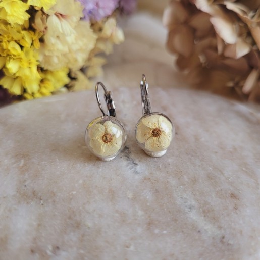 Boucles d'oreilles dormeuses sphère en verre avec fleurs de Spirée.