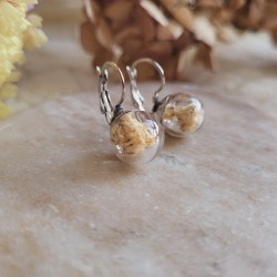 Boucles d'oreilles dormeuses sphère en verre avec fleurs de Gypsophiles.