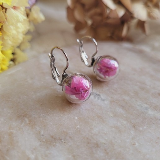 Boucles d'oreilles dormeuses sphère en verre avec fleurs de Statice rose.