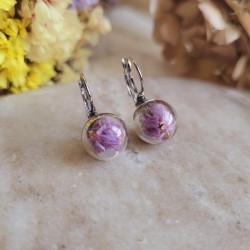 Boucles d'oreilles dormeuses sphère en verre avec fleurs de Statice violet.