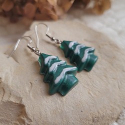 Boucles d'oreilles mini sapins verts nacrés enneigés