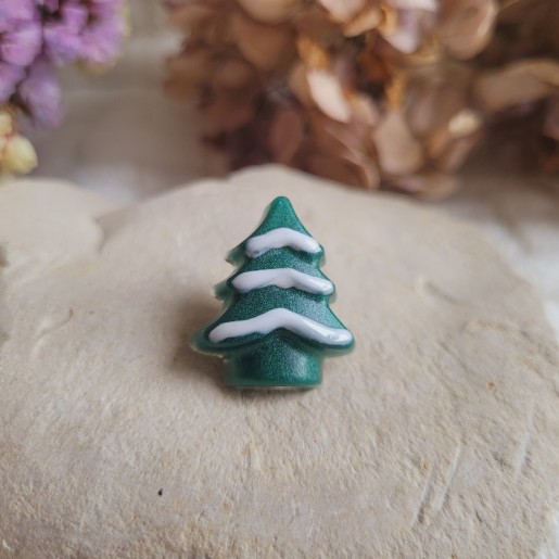 Pin's mini sapin vert nacré enneigé