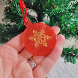 Boule de Noël en résine rouge nacrée et motif flocon.