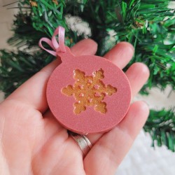 Boule de Noël en résine rose nacrée et motif flocon.