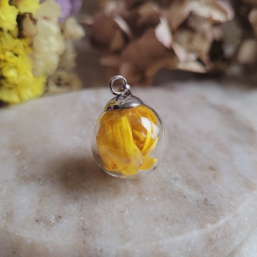 Pendentif sphère 2 cm en verre et fleurs séchées d'Immortelle jaune.