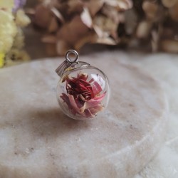 Pendentif sphère 2 cm en verre et fleurs séchées d'Immortelle rouge.