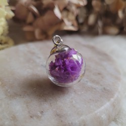 Pendentif sphère 2 cm en verre et fleurs séchées de Statices violets.