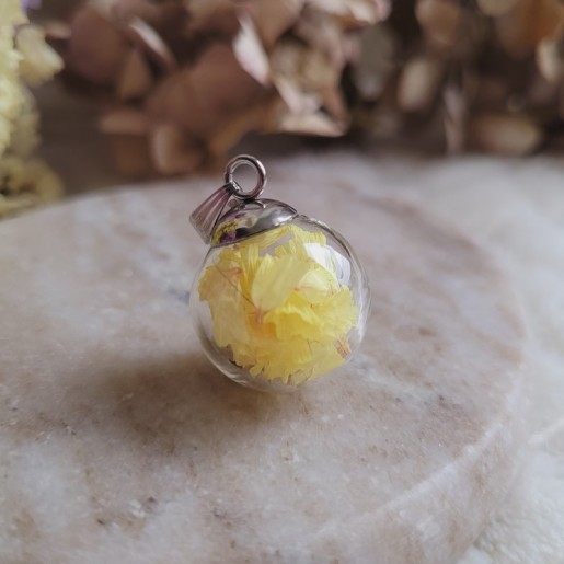 Pendentif sphère 2 cm en verre et fleurs séchées de Statices jaunes