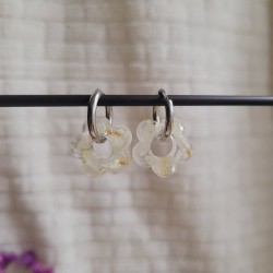 Boucles d'oreilles créoles fleurs en résine et fleurs séchées d'Immortelle