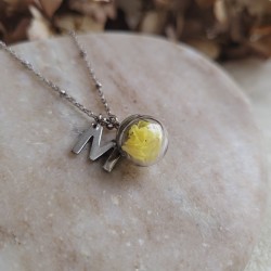 Collier personnalisable, sphère en verre et fleur séchée de Statices jaunes