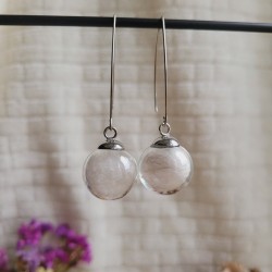 Boucles d'oreilles sphère en verre et plumes naturelles de Tourterelle