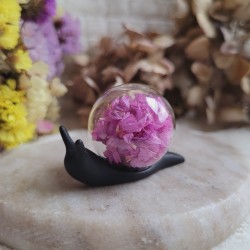 Adèle, figurine escargot, sphère en verre et fleurs séchées de Statices roses