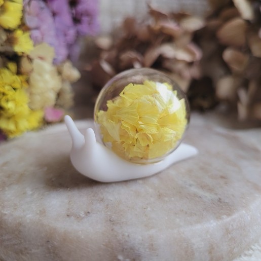 Lia, figurine escargot en résine, sphère en verre et fleurs séchées de Statices jaunes