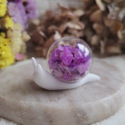 Lavinia, figurine escargot en résine, sphère en verre et fleurs séchées de Statices violets