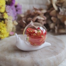 Anna, figurine escargot en résine, sphère en verre et fleurs séchées d'Immortelle orange.