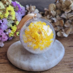 Boule de Noël en plastique avec fleur séchée d'Immortelle jaune et fausse neige.