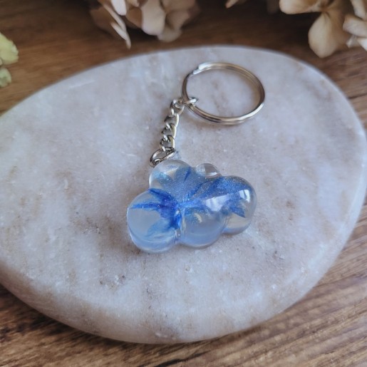 Porte-clé nuage en résine fleur de Bleuet.