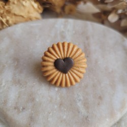 Pin's biscuit sablé coeur au chocolat en résine.
