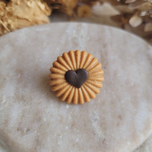 Pin's biscuit sablé coeur au chocolat en résine.