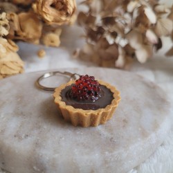 Porte-clé tarte ronde chocolat et framboise.