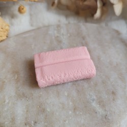 Magnet chewing-gum en résine.