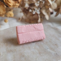 Pin's chewing-gum en résine.