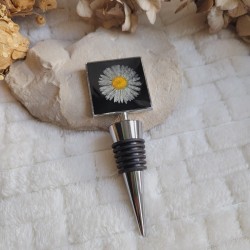 Bouchon de bouteille réutilisable, carré avec fleur séchée de Pâquerette.