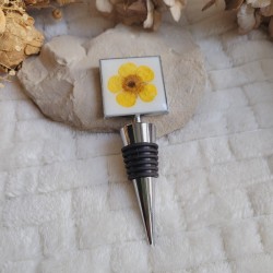 Bouchon de bouteille réutilisable, carré avec fleur séchée de Bouton d'Or.