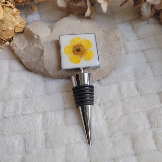 Bouchon de bouteille réutilisable, carré avec fleur séchée de Bouton d'Or.