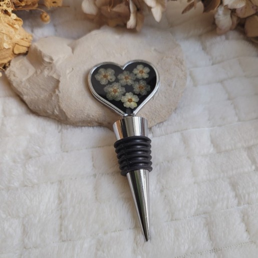Bouchon de bouteille réutilisable, coeur avec fleurs séchées de Spirée.